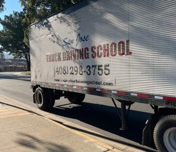 Escuela de Conducción de Camiones en San José – Cursos Certificados y Oportunidades Laborales
