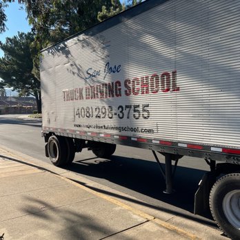 Escuela de Conducción de Camiones en San José – Cursos Certificados y Oportunidades Laborales