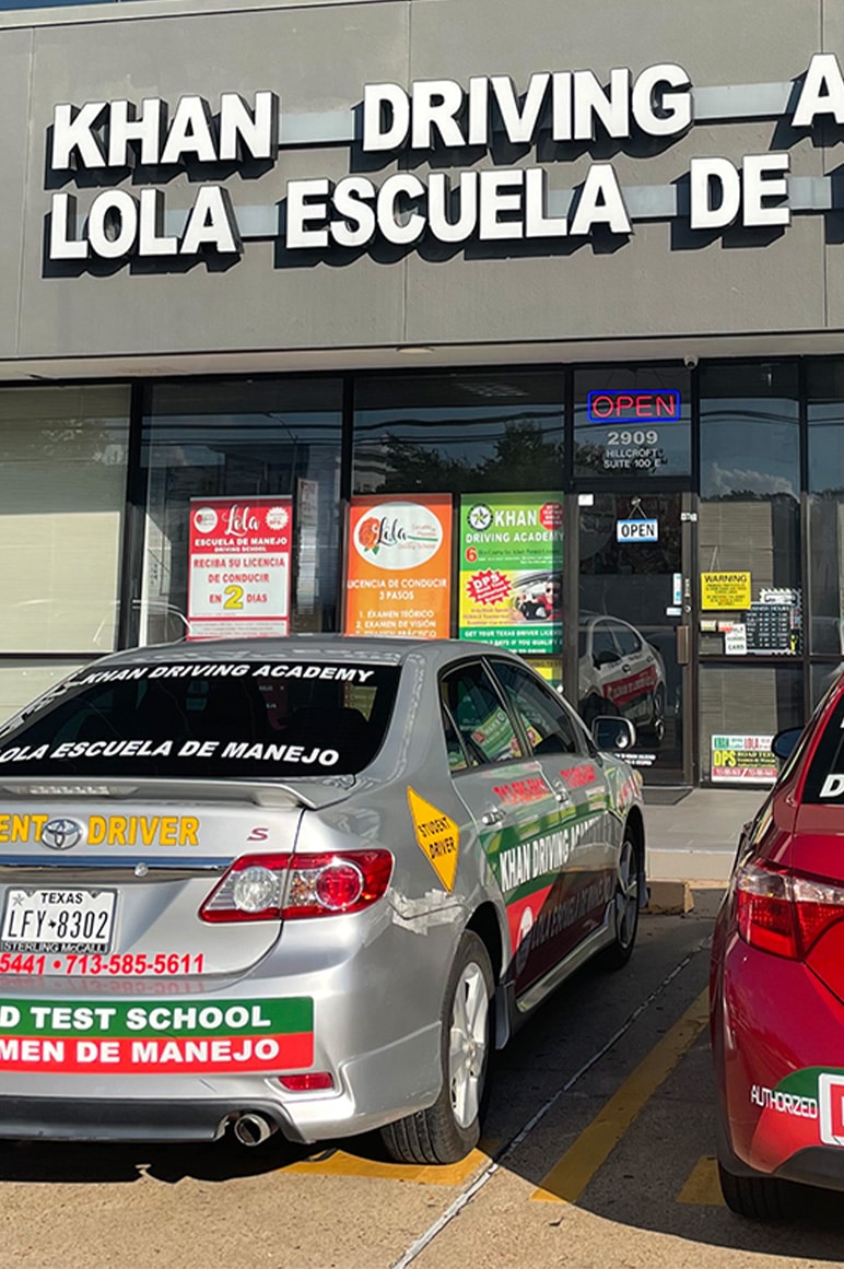 Lola Escuela de Manejo TDLR - Curso de Conducción #C3136D | Aprende a Conducir