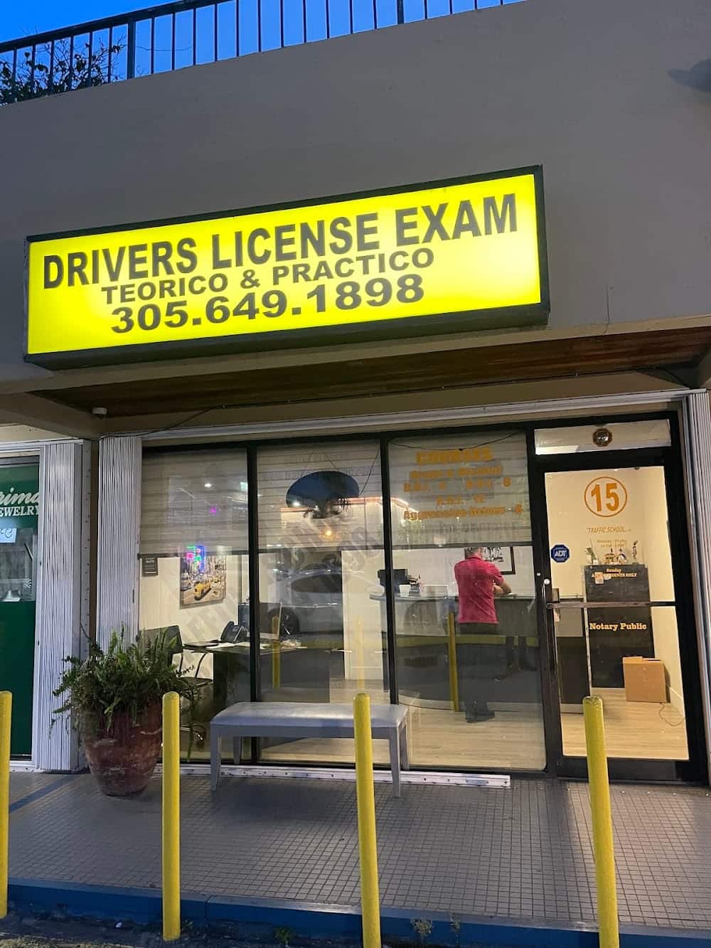 Examen Teórico y Práctico de Conducción – Traffic School Inc | Preparación y Certificación