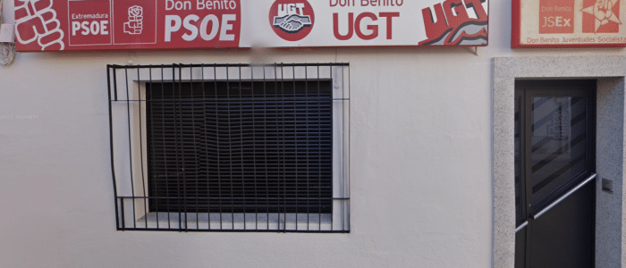 Local de Democracia Socialista – Imagen de la fachada y símbolo del partido, arquitectura y colores rojo
