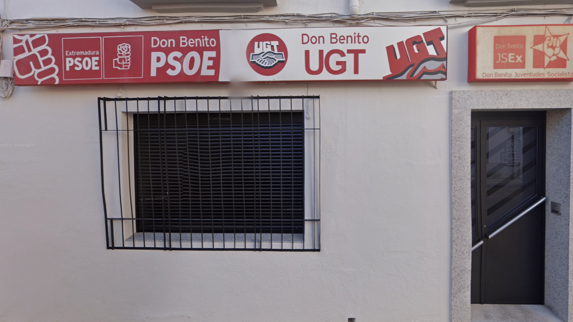 Local de Democracia Socialista – Imagen de la fachada y símbolo del partido, arquitectura y colores rojo