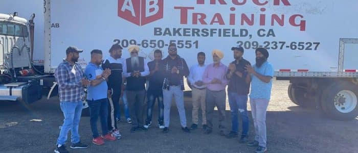 Escuela de Conducción Comercial AB Truck en Bakersfield, CA – Mejor Entrenamiento y Examen CDL