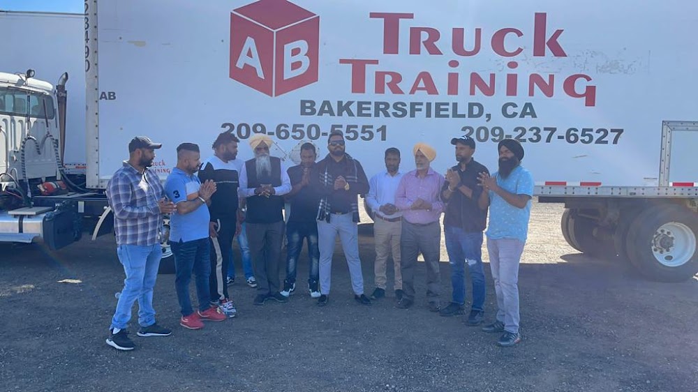 Escuela de Conducción Comercial AB Truck en Bakersfield, CA – Mejor Entrenamiento y Examen CDL