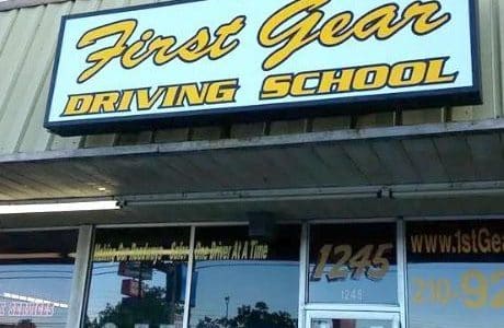 First Gear Driving School: Escuela de Conducción con Clases Prácticas y Certificación Rápida