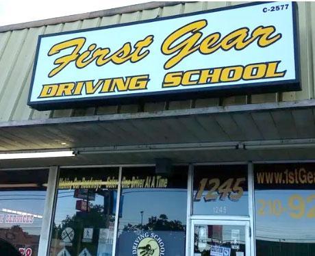 First Gear Driving School: Escuela de Conducción con Clases Prácticas y Certificación Rápida