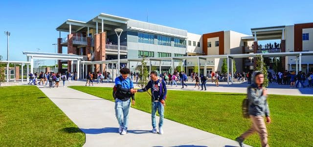 Escuela Secundaria Tohopekaliga High School – Campus, estudiantes y actividades deportivas