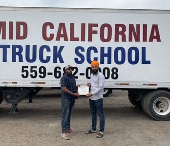 Escuela de Camiones Mid California – Cursos de Conducción Profesional y Certificación Rápida