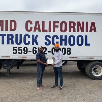 Escuela de Camiones Mid California – Cursos de Conducción Profesional y Certificación Rápida