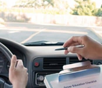 Escuela de Conducción Mid Valley – Clases de Manejo, Licencia y Seguridad Vial