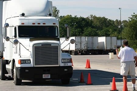 Escuela de Conducción de Camiones: Aprende a Conducir Camiones Profesionales