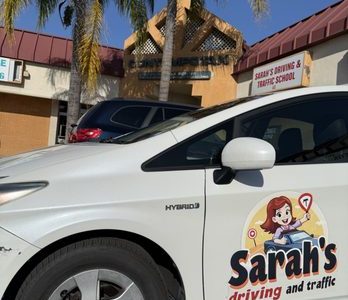 Escuela de Manejo Sarah’s Driving – Clases de Tráfico y Seguridad Vial para Obtener tu Licencia Rápidamente